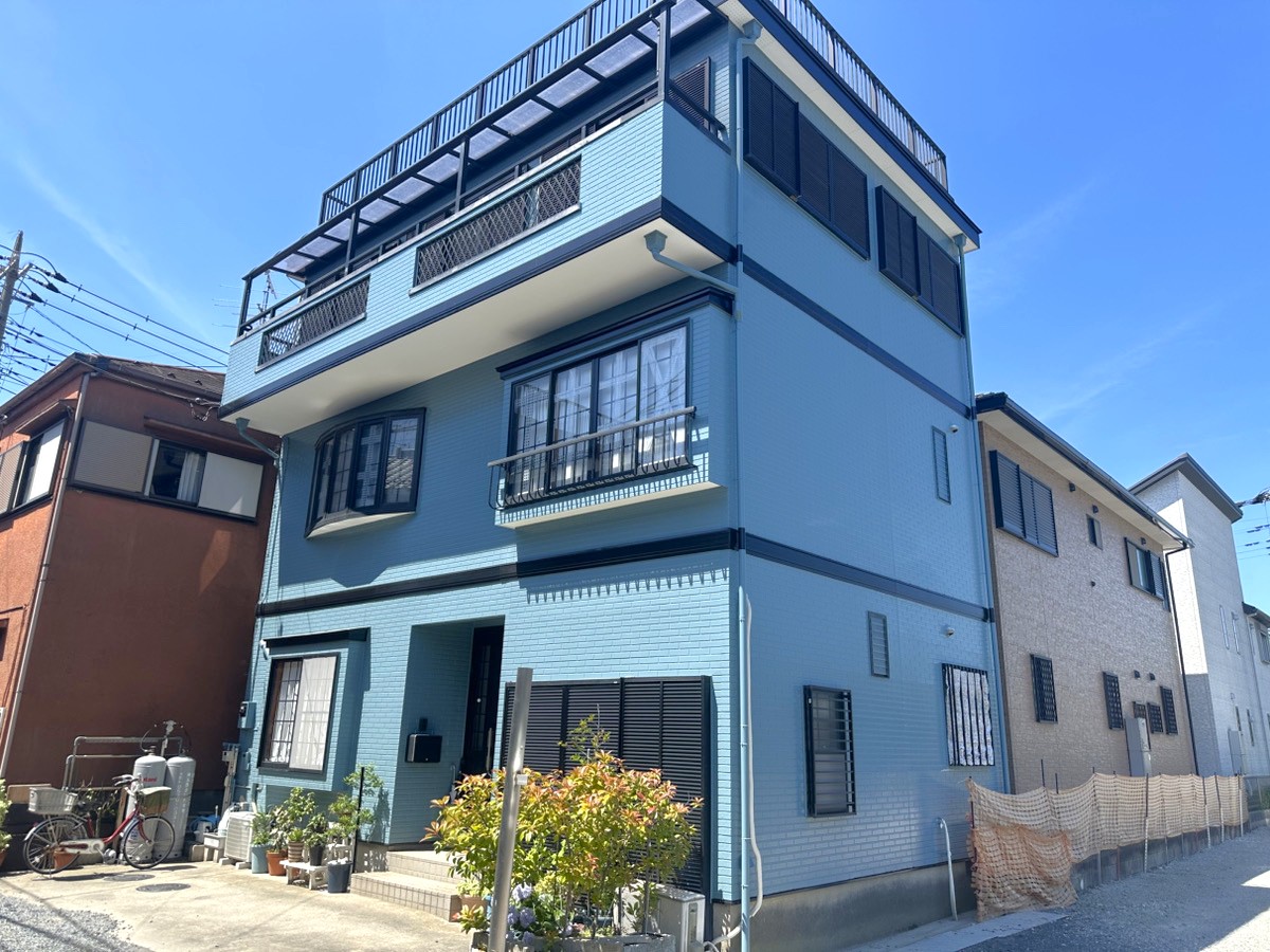 ブルーグレー系の外壁に塗り替えた3階建て戸建て住宅の施工後の様子