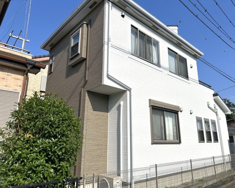 ホワイトとブラウン系のツートンカラーで仕上げた2階建て戸建て住宅の外観