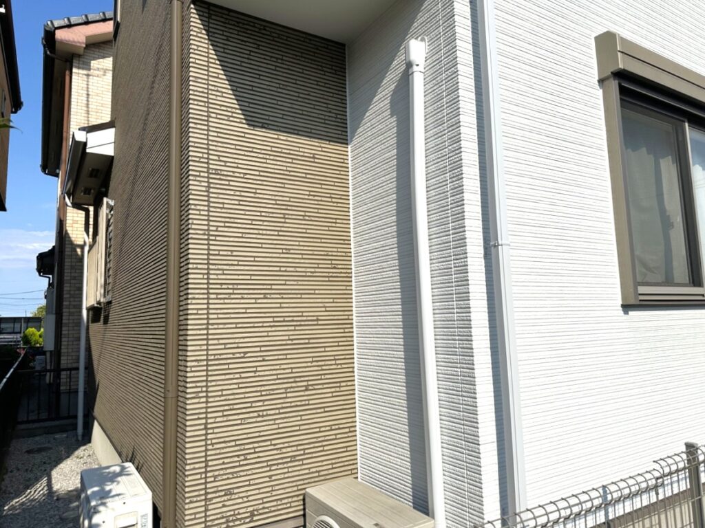 ホワイトとブラウン系の外壁を塗り分けた戸建て住宅の施工後の様子
