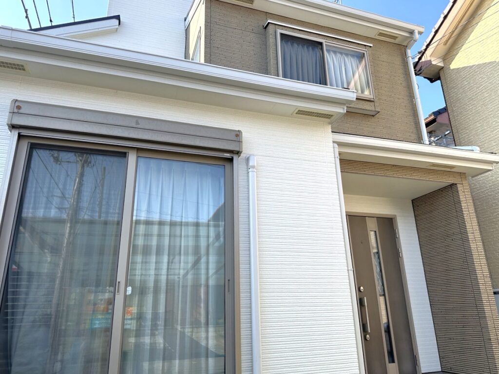 ホワイトの外壁とブラウン系のアクセントカラーが調和した住宅の窓まわり