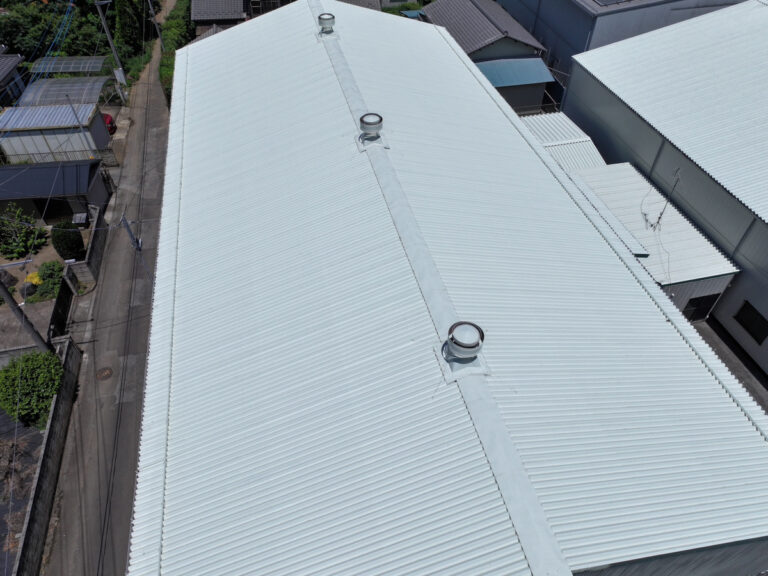 ホワイト系の遮熱塗料で塗り替えた工場屋根。明るくきれいに仕上がった施工後の様子