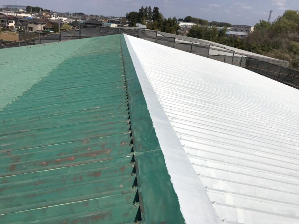 遮熱塗装前のグリーン系の工場屋根。塗装前の屋根の状態